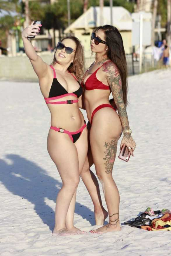 Carmen Valentina ve Stefania Mafra bikini ile Miami plajında