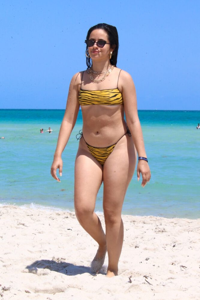 Camila Cabello bikiniyle Miami plajında