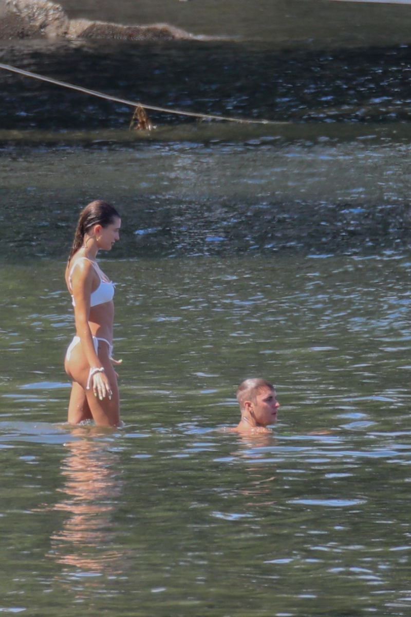 Hailey Bieber bikiniyle Lake Coeur d’Alenein Idaho'da
