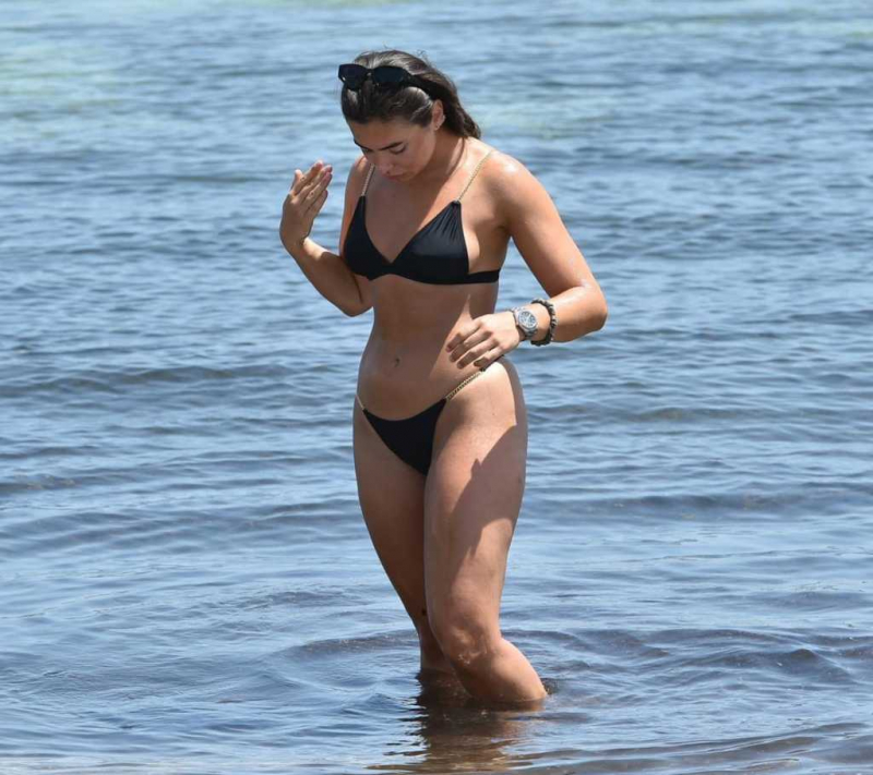 Francesca Allen siyah bikini ile plajda