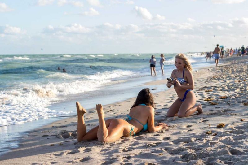 Claudia Romani arkadaşıyla plajda