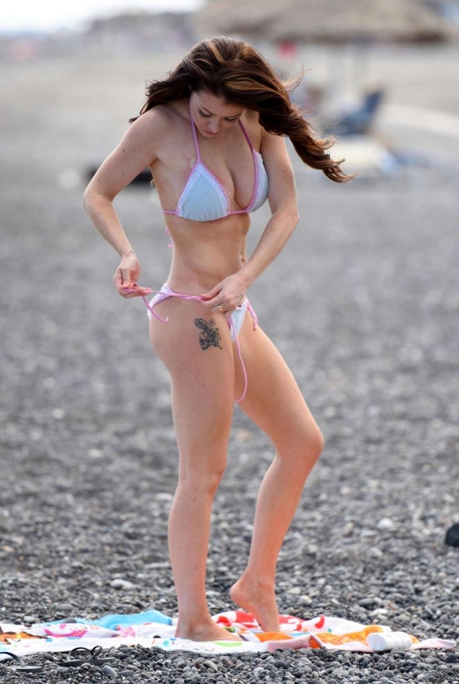 Jess Impiazzi bikiniyle deniz kenarında