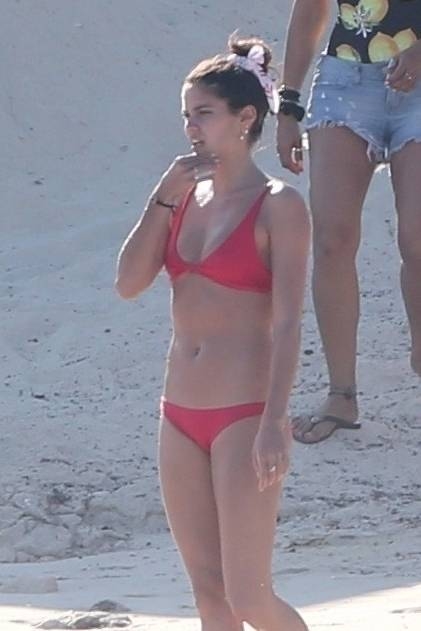 Sara Sampaio kırmızı bikinisiyle Tulum plajında
