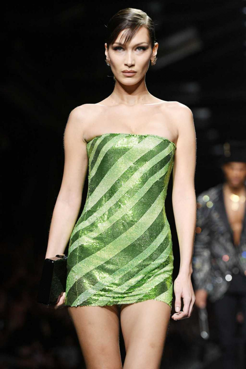 Bella Hadid yeşil mini elbiseyle Versace etkinliğinde