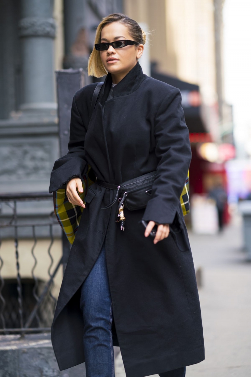 Rita Ora pardesü ve kot pantolon ile sokakta