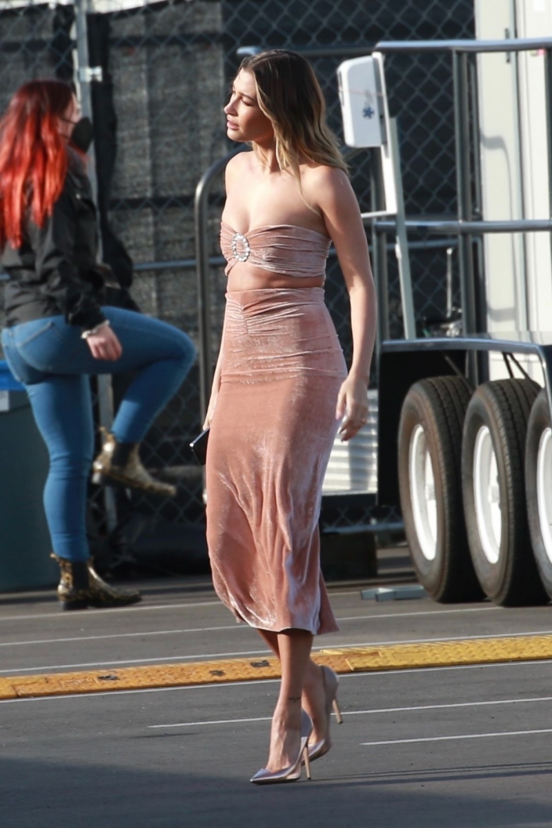 Hailey Bieber elbise ile Santa Monica'da