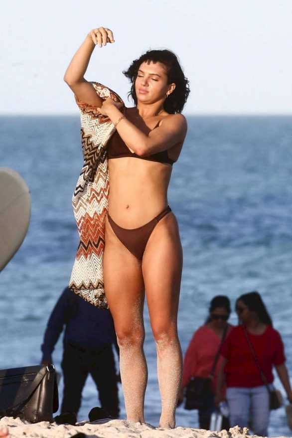 Alexandra Cane kahverengi bikiniyle Miami plajında