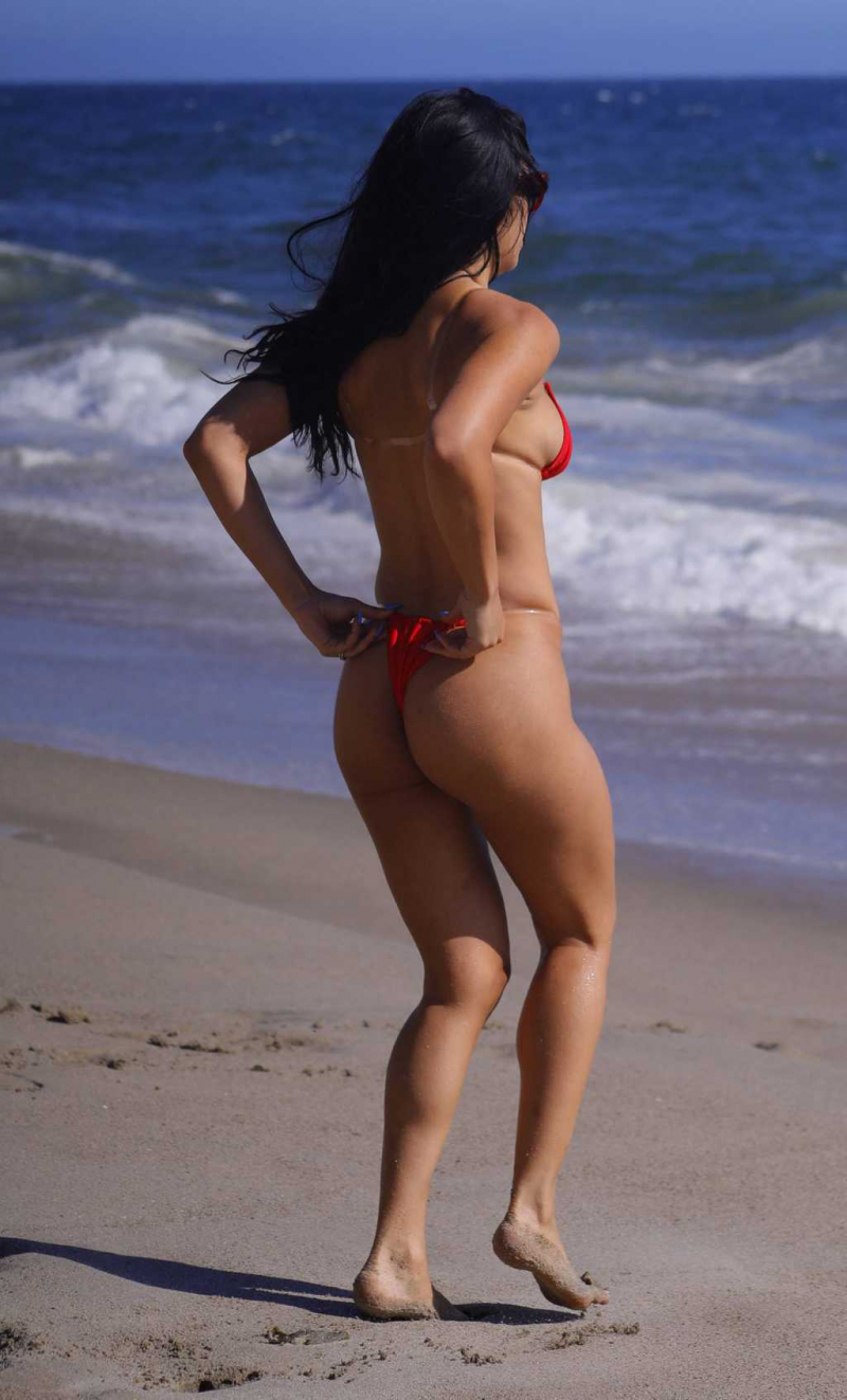 Suelyn Medeiros bikiniyle Malibu'da