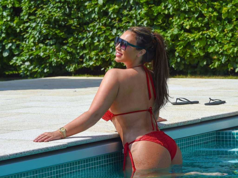 Lauren Goodger kırmızı bikiniyle Marbella'da