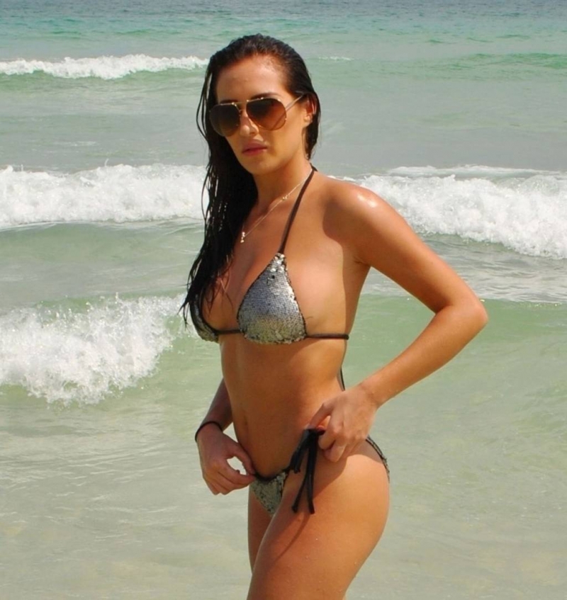 Chloe Goodman gri bikini ile Barbados plajında