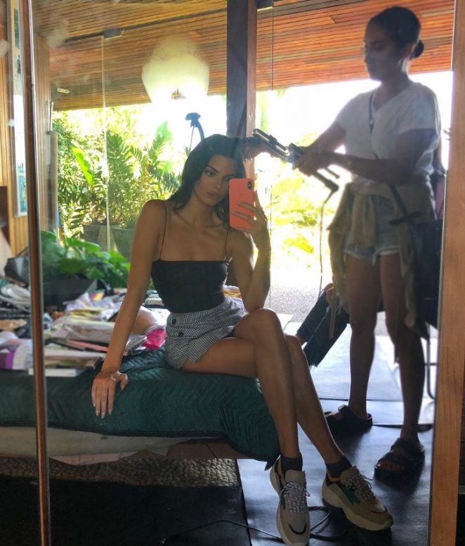 Kendall Jenner mini ve bikini ile