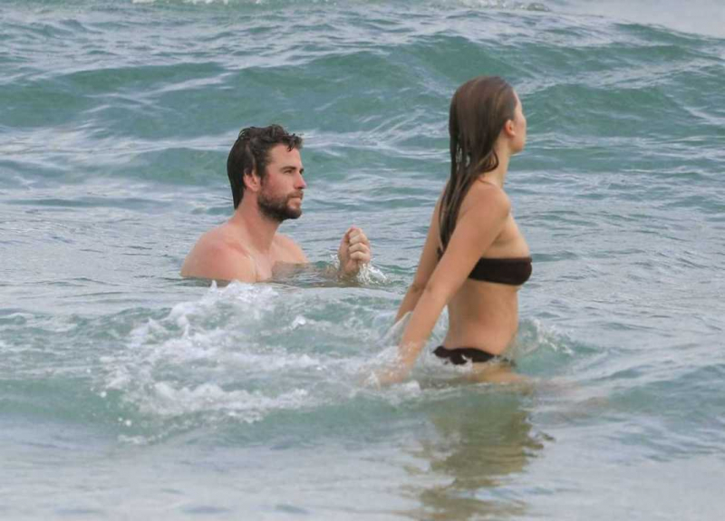 Gabriella Brooks siyah bikiniyle plajda