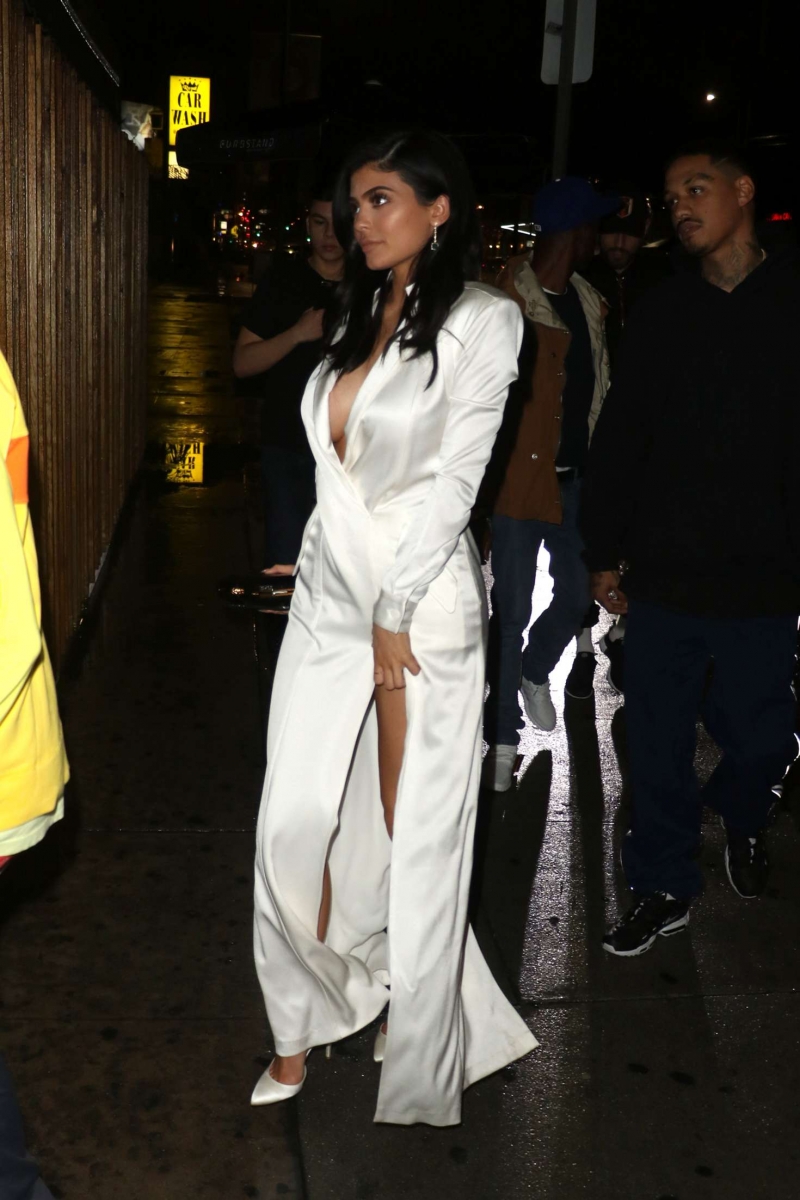 Kylie Jenner göğüs ve bacak dekolteli elbiseyle Batı Hollywood'da