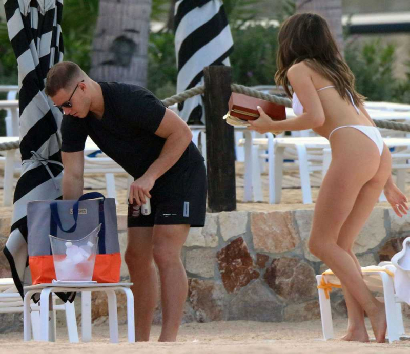 Olivia Culpo beyaz bikiniyle Meksika plajında