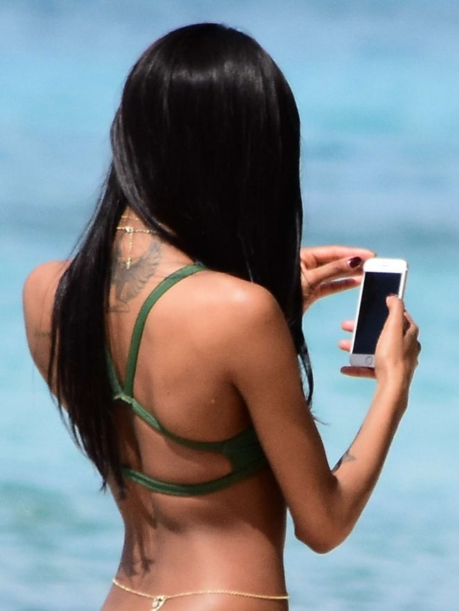 Jourdan Dunn yeşil bikiniyle Barbados'ta