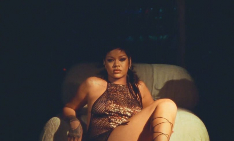 Rihanna Savage X Fenty iç çamaşırı çekimlerinde