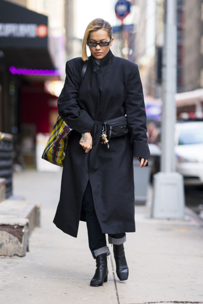 Rita Ora pardesü ve kot pantolon ile sokakta