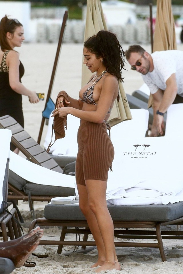 Chantel Jeffries mini bikini ile plajda