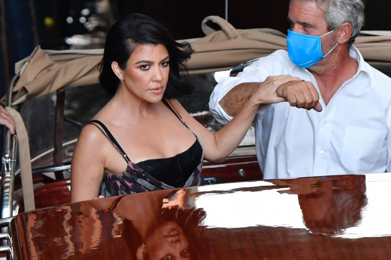 Kourtney Kardashian transparan kostümle Venedik'te