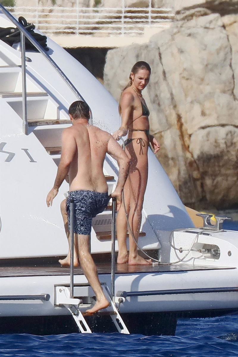 Candice Swanepoel tanga bikini ile French Riviera'da yatta