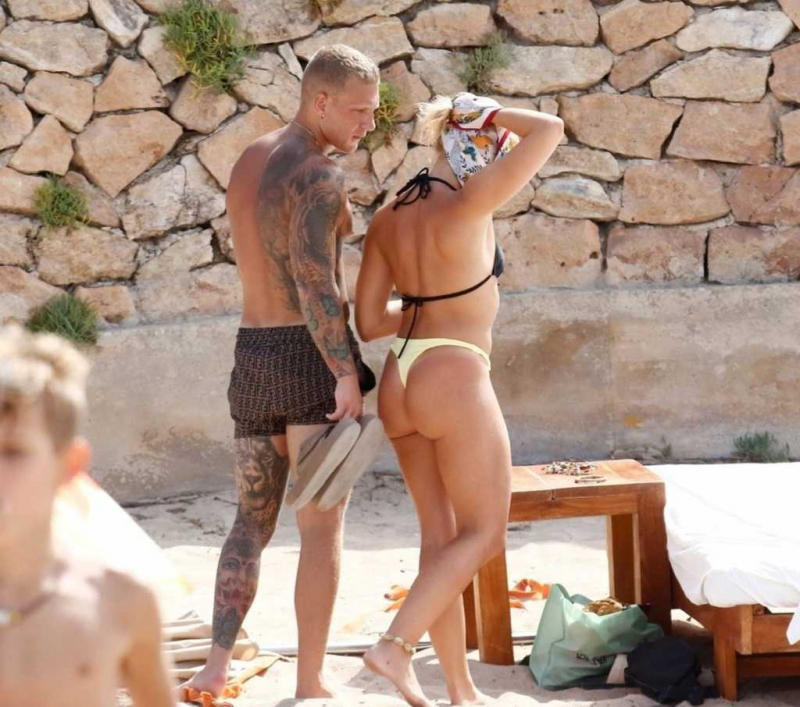 Gabby Allen erkek arkadaşıyla Ibiza'da
