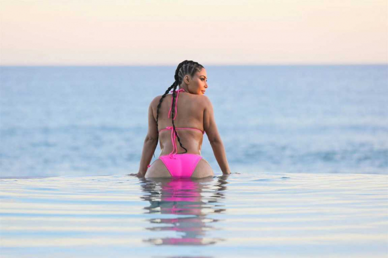Kim Kardashian pembe bikini ile Cabo San Lucas'da