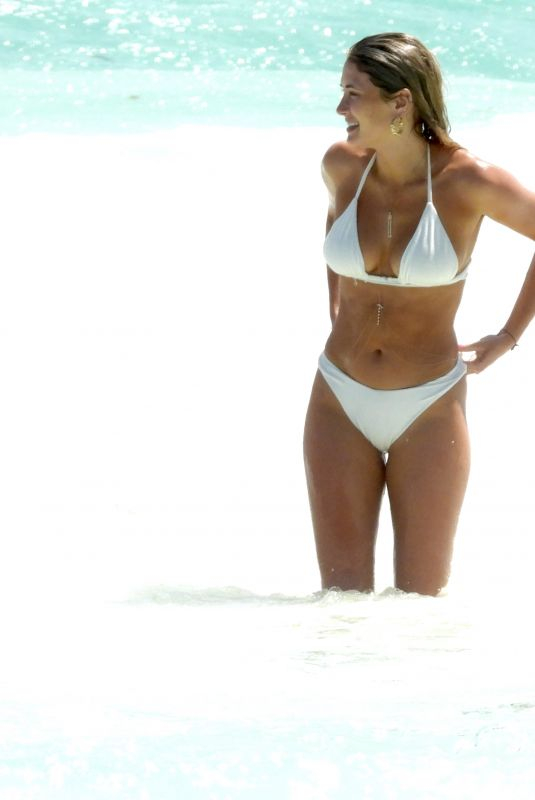 Francesca Aiello bikini ile plajda