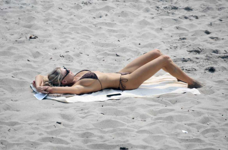 Charlotte McKinney bikini ile Malibu plajında