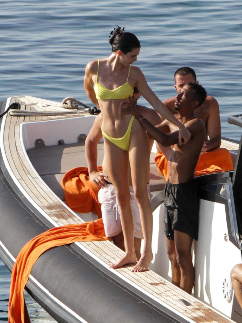 Kendall Jenner bikinisiyle Mykonos'ta