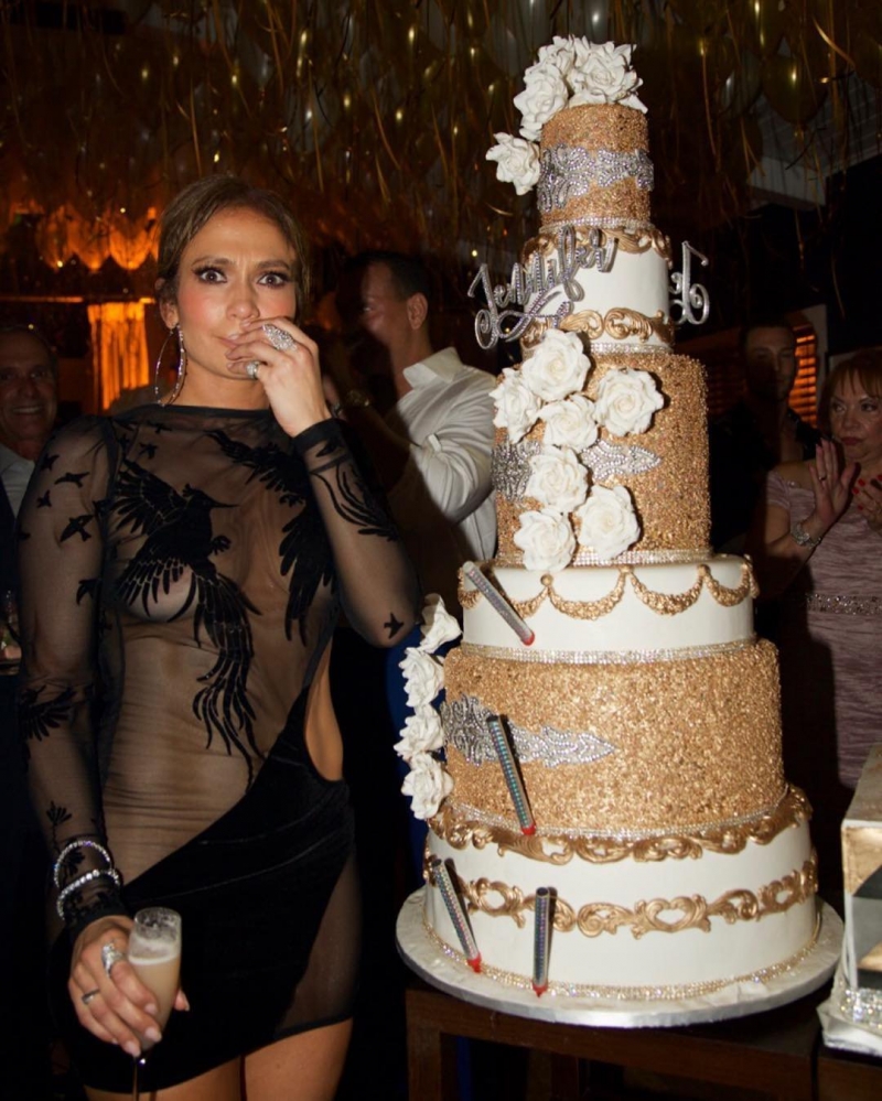 Jennifer Lopez siyah şeffaf mini elbise ile eğlencede