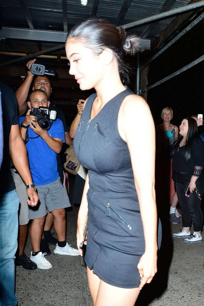 Kylie Jenner siyah mini elbiseyle