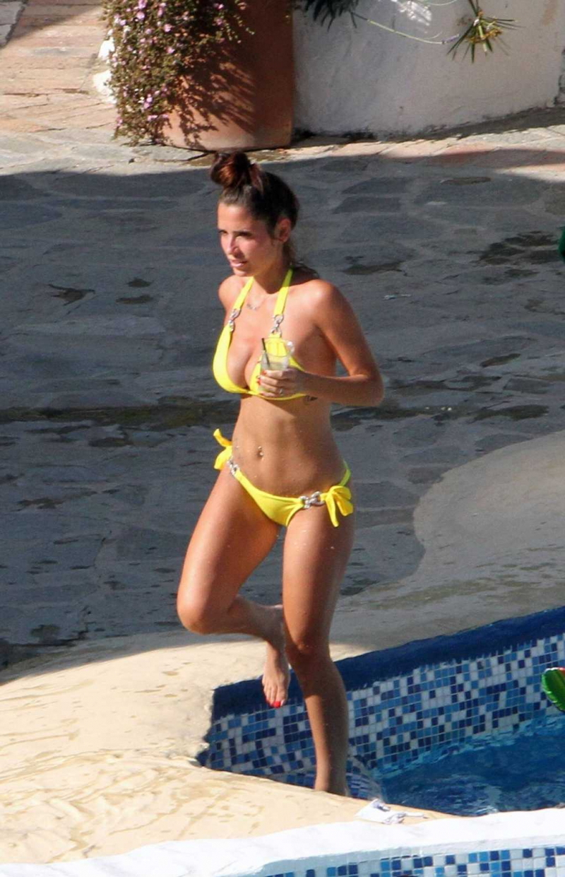 Alessia Macari bikini ile Benevento plajnda 