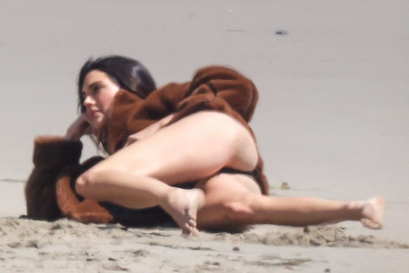 Kendall Jenner Malibu'da fotoğraf çekimlerinde