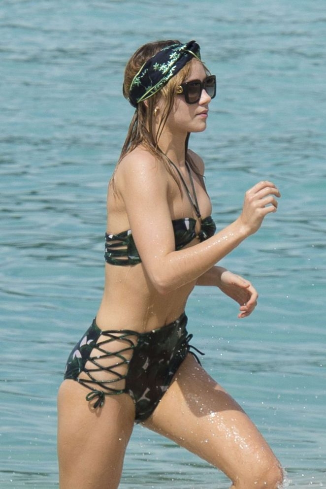 Suki Waterhouse bikini ile denizde