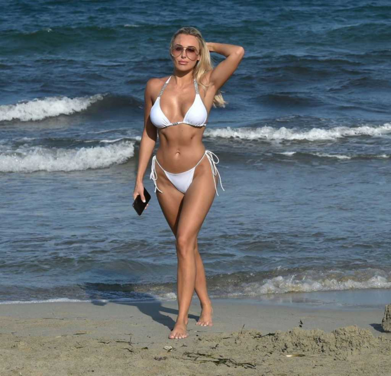 Amber Turner beyaz bikini ile İspanya'da