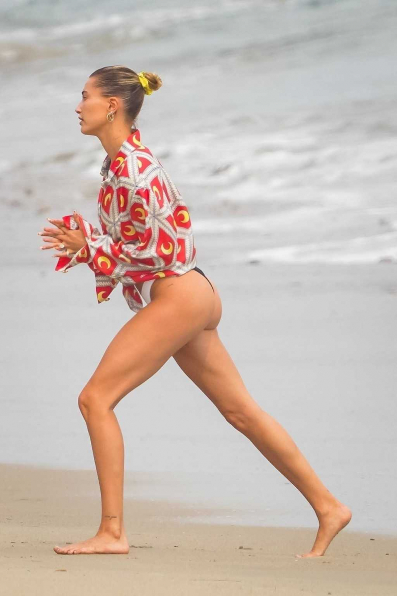 Kendall Jenner ve Hailey Bieber bikini ile Malibu'da