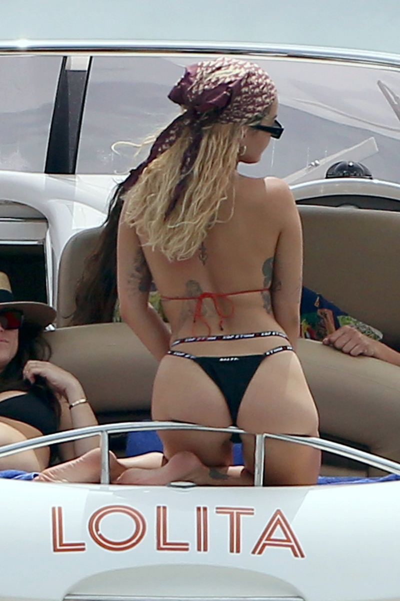 Rita Ora tanga bikini ile teknede