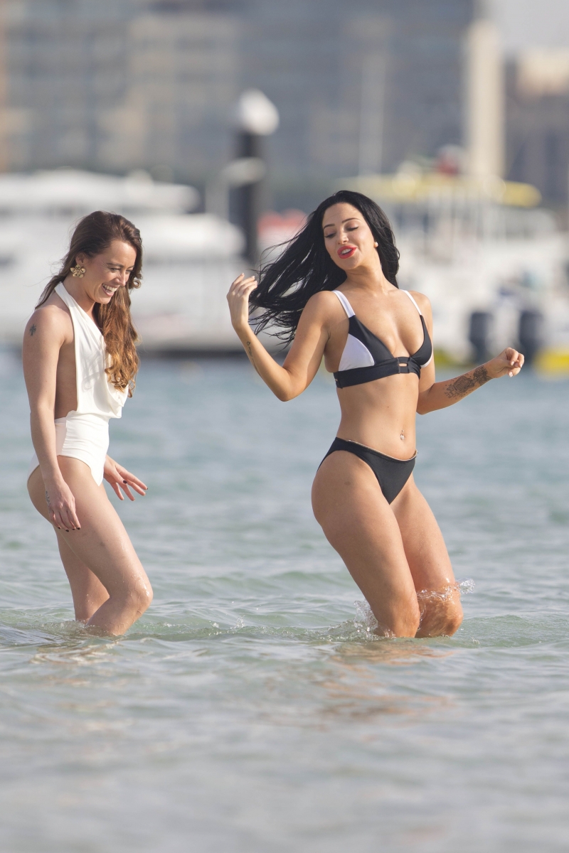 Tulisa Contostavlos siyah bikini ile plajda