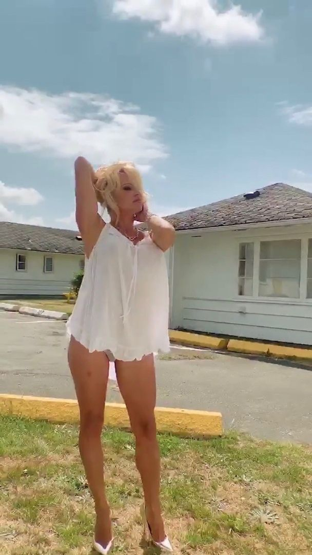 Pamela Anderson 10/05/2021