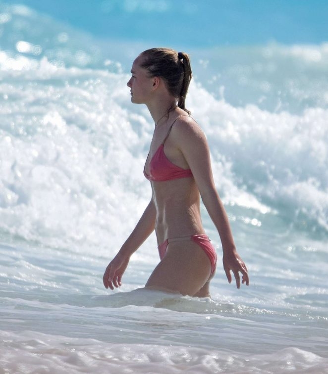 Maddi Waterhouse kırmızı bikini Barbados plajında