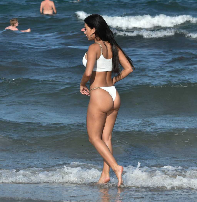 Yazmin Oukhellou beyaz bikini ile Dubai plajında