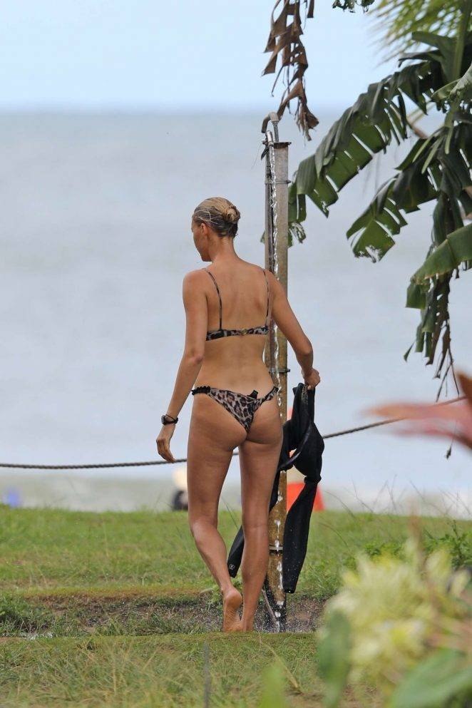 Kelly Rohrbach leopar desenli bikinisiyle Hawaii'de