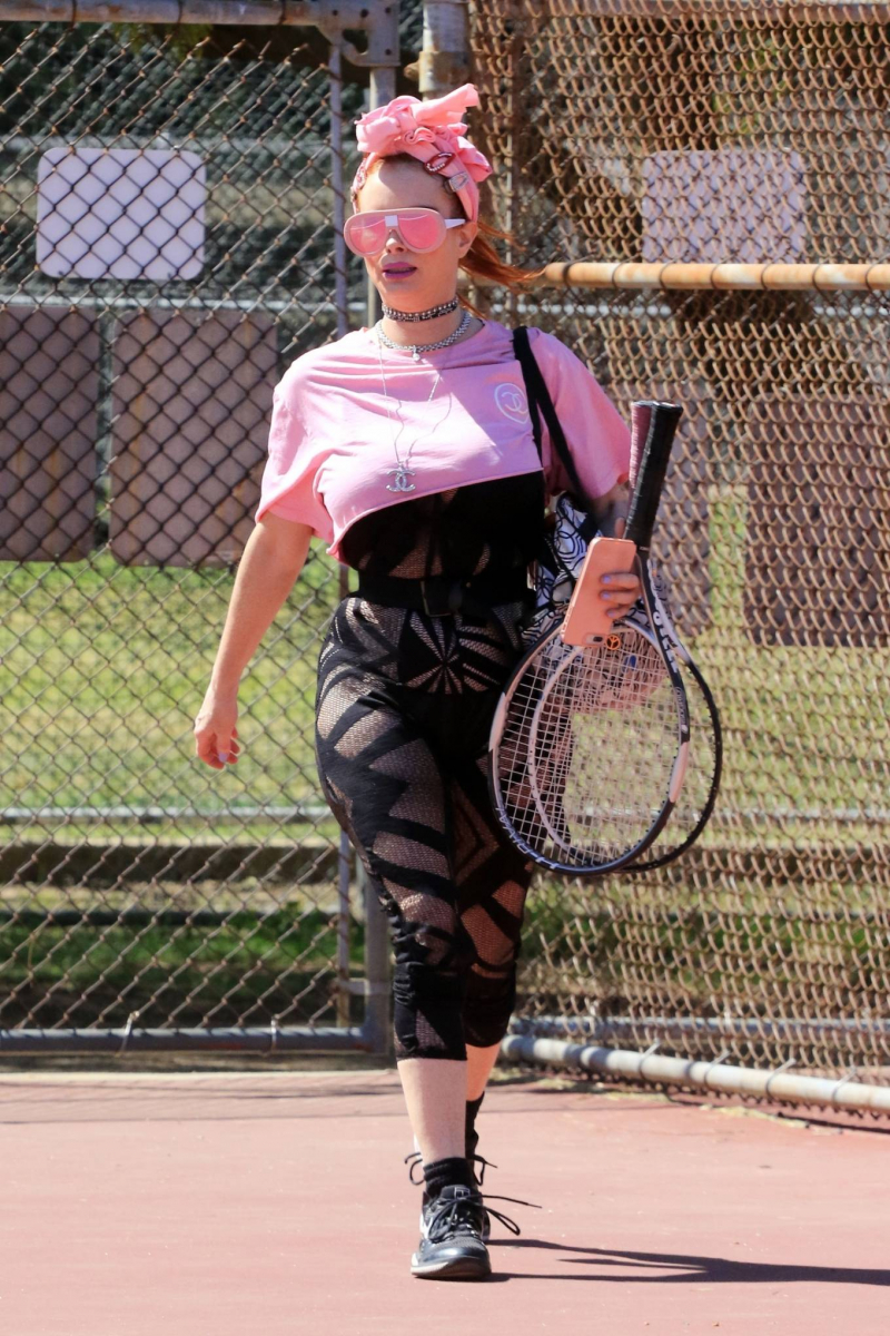 Phoebe Price taytla tenis kortunda 01/04/2021