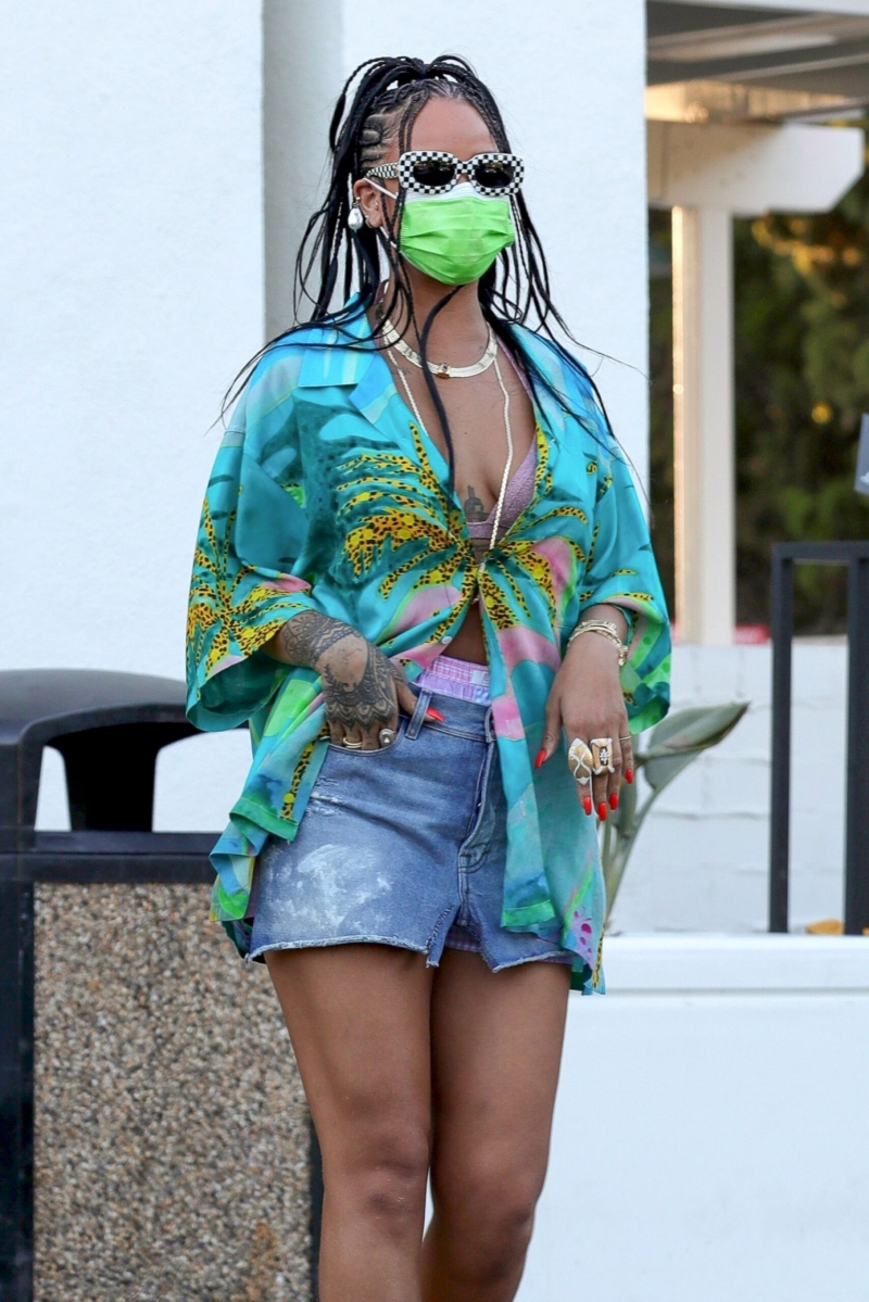 Rihanna kot etekle Beverly Hills'te