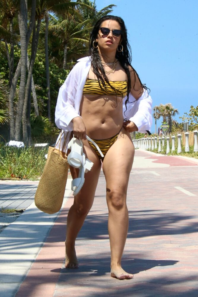 Camila Cabello bikiniyle Miami plajında