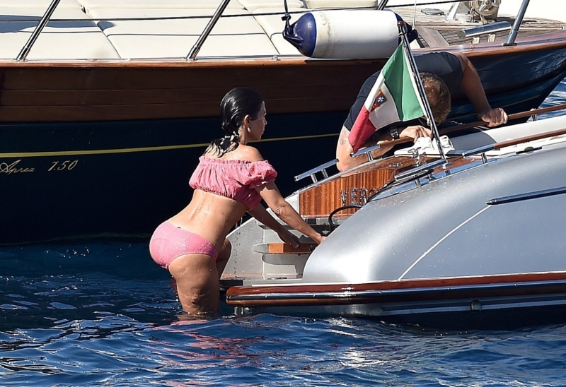 Kourtney Kardashian pembe bikiniyle