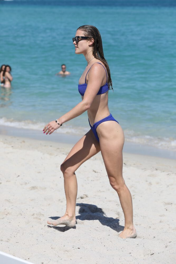 Nina Agdal bikiniyle Miami plajında