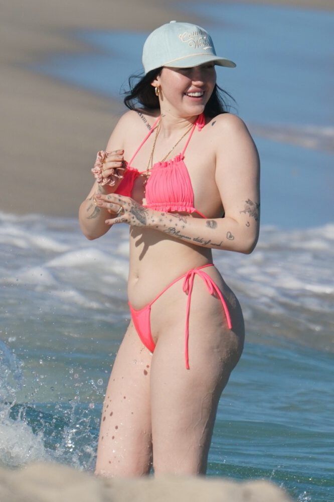Noah Cyrus bikini ile Miami plajında