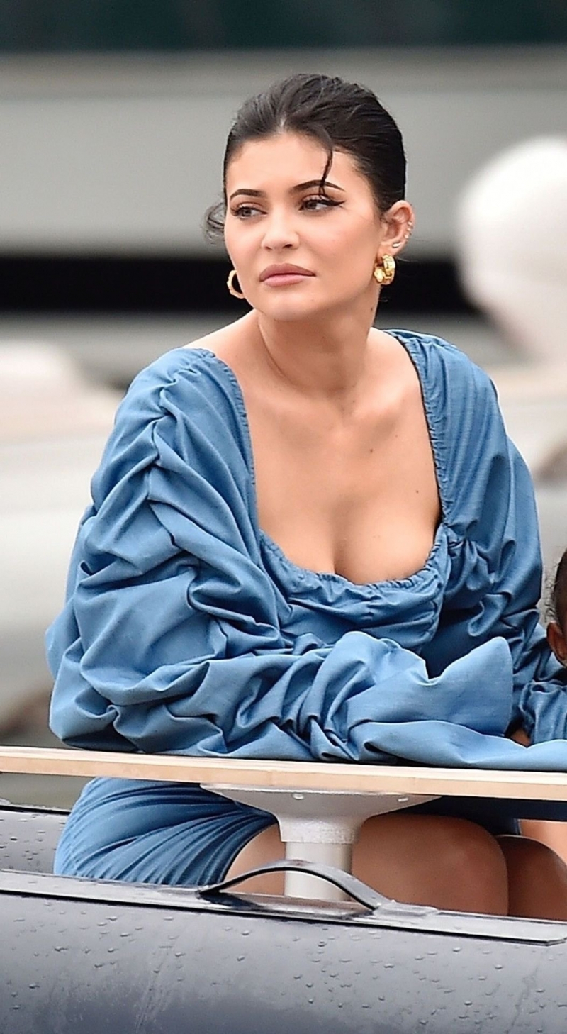 Kylie Jenner mini kot elbisesiyle Portofino'da