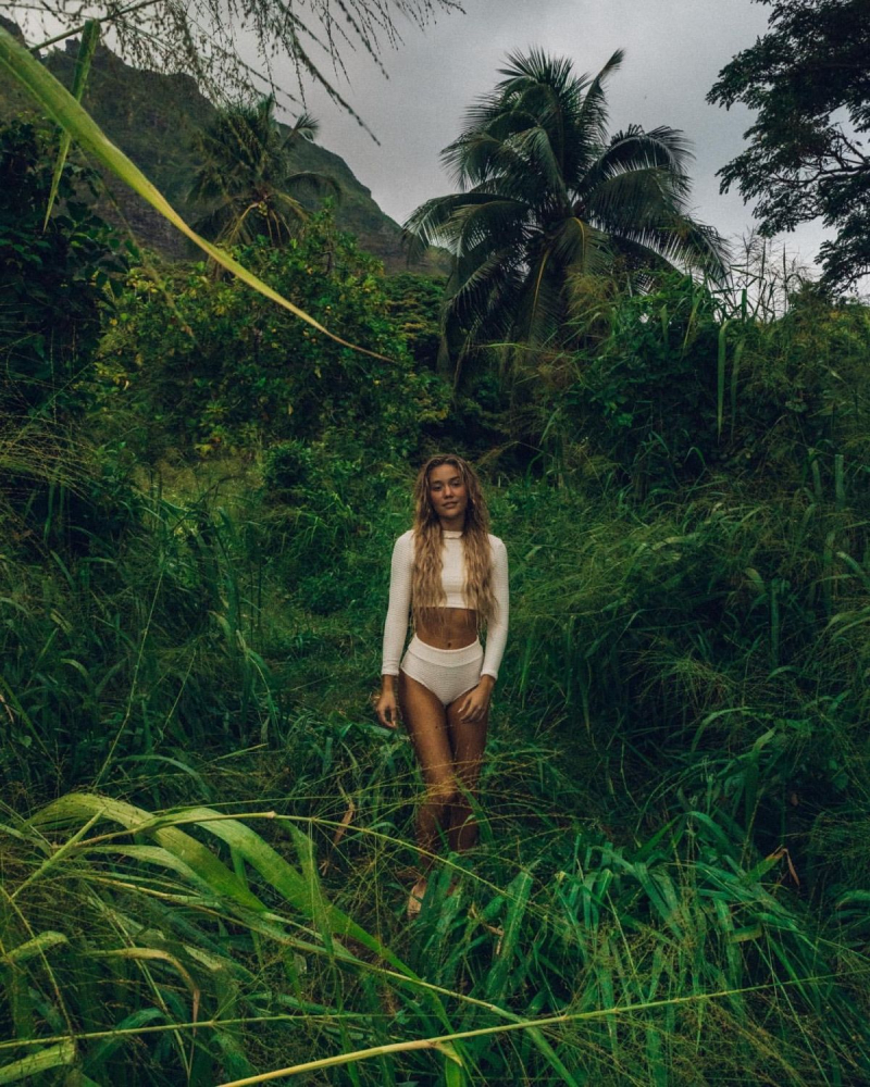 Olivia Ponton ormanda fotoğraf çekimlerinde